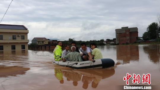 湖南安仁县普降暴雨 致部分农房垮塌中小学停课