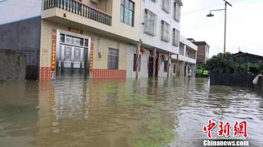 湖南安仁县普降暴雨 致部分农房垮塌中小学停课