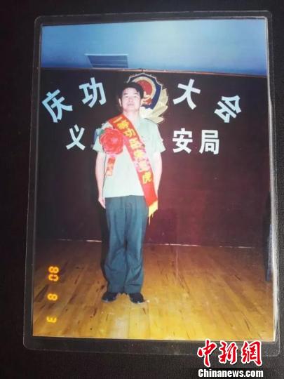 老民警5张工作照背后的故事：警服变迁折射时代轨迹