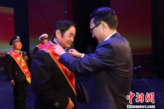 老民警5张工作照背后的故事：警服变迁折射时代轨迹