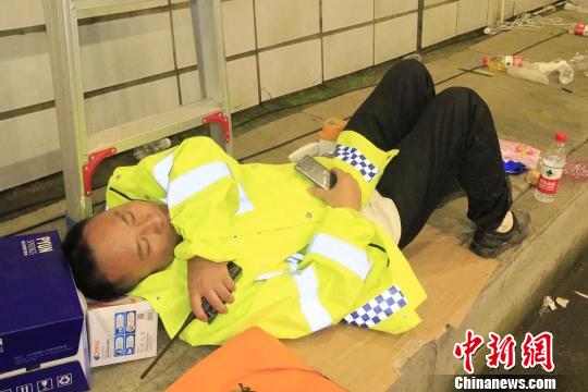 连夜奋战64小时抢通高速 工作人员在隧道里休息用餐