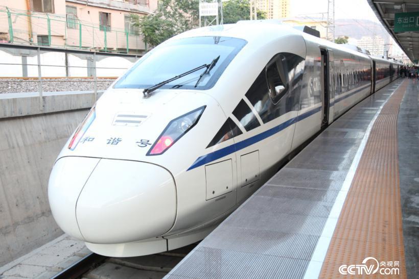 兰州至敦煌d2751次动车组列车(图片由邬凡提供)