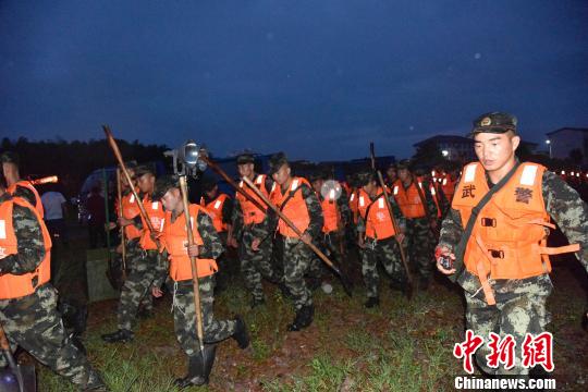 江西鹰潭马荃圩堤崩塌救援现场：挖掘机轰鸣加固作业中