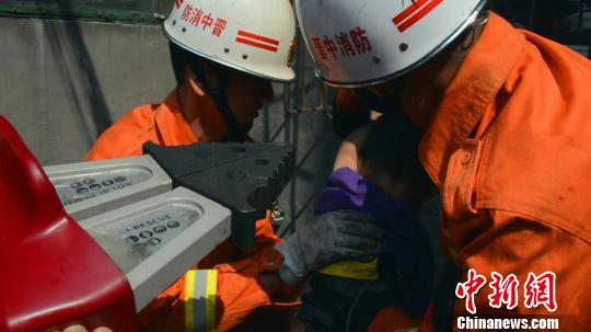 男童被卡窗户防盗网内 消防员结束救援还不见父母