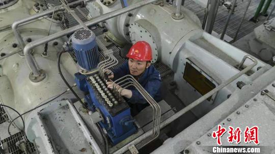 “90后”钳工绝技傍身：维修精度控制在0.01毫米