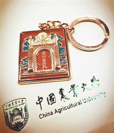 毕业礼物藏深意：带有校训的筷子 刻有学号的戒指