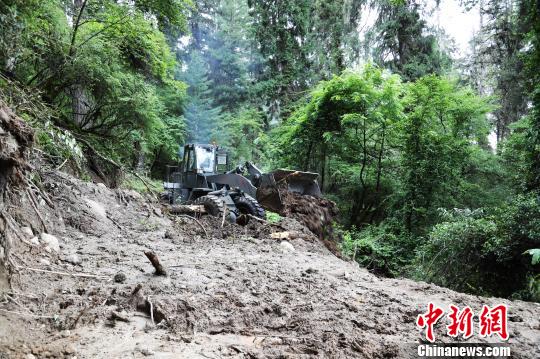 西藏波密山体滑坡阻塞交通 驻藏武警携手当地村民抢通