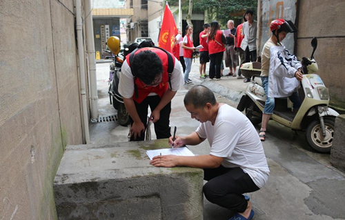 “小红衣”碰撞红色嵊州，这支实践队很红正！