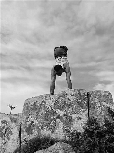 山西无腿小伙倒立“行走”10小时登顶泰山