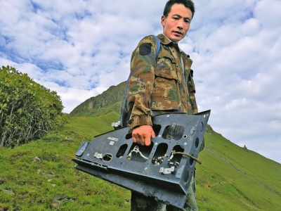 村民放牛发现一块金属 疑为川航英雄机组掉落的部件