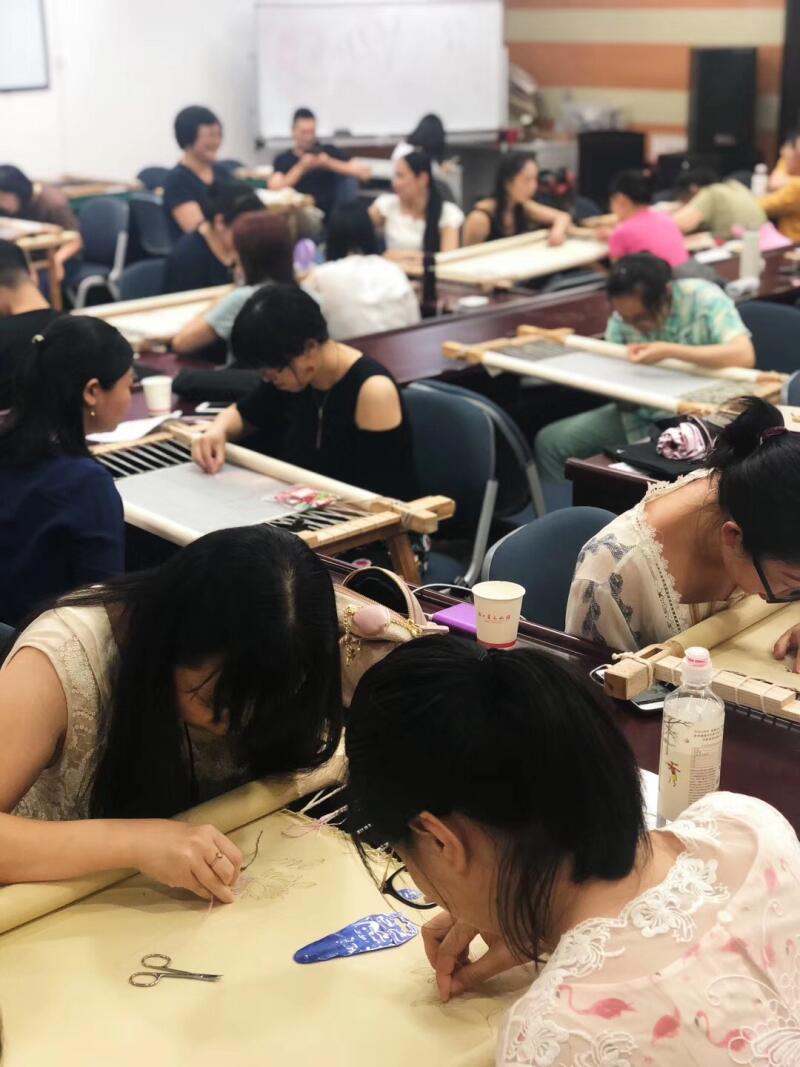 60多名教师为合村绣花鞋做设计 助力非遗项目发展