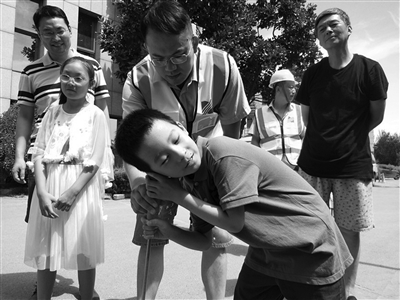 每人每天巡检80公里管道 他们是城市水脉的守护者