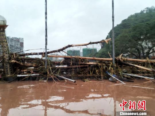 四川马边暴雨4人意外落水失踪 工作组已抵达