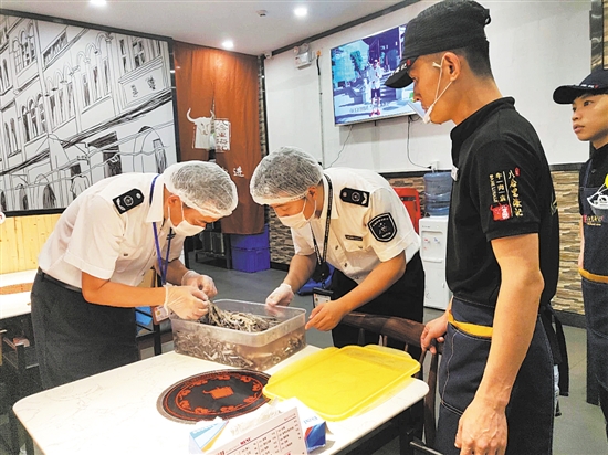 深圳连夜突查全市火锅店 21店涉嫌非法经营问题牛肚