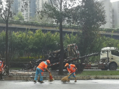 小客车自燃爆炸浓烟滚滚 警方：司机已被控制