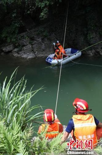 消防员忆鹤峰山洪搜救：连续搜寻10多个小时