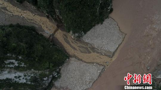 四川甘洛再现强降雨道路中断 抢险仍在紧张进行