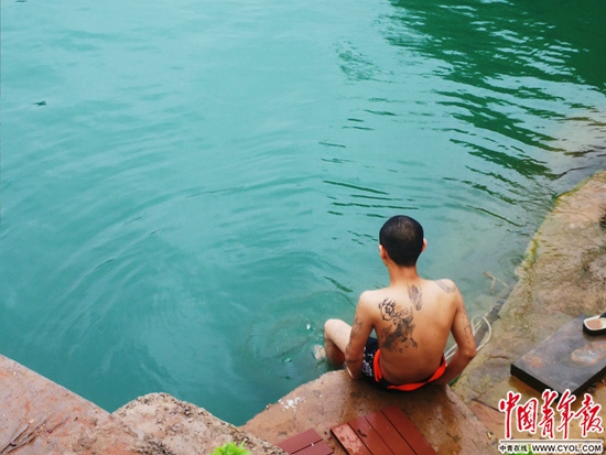 被文身捆住的少年