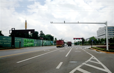 左转车道直行被罚 司机喊冤：左转要撞墙