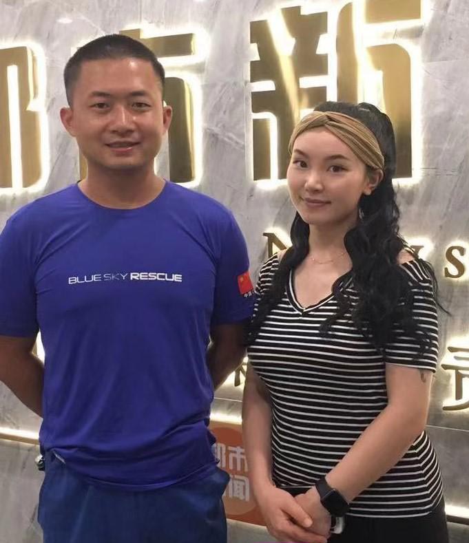 两手机沉河底3年被捞出 潜水员猜对开机密码