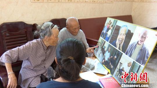 广西百岁夫妻相伴90年四代同堂 儿孙筹钱为其建乡间别墅