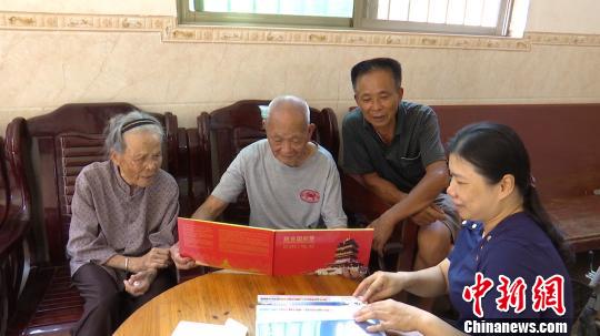 广西百岁夫妻相伴90年四代同堂 儿孙筹钱为其建乡间别墅