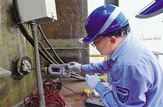 50℃高温下的环境卫士：爬高二十米 专“捉”二噁英