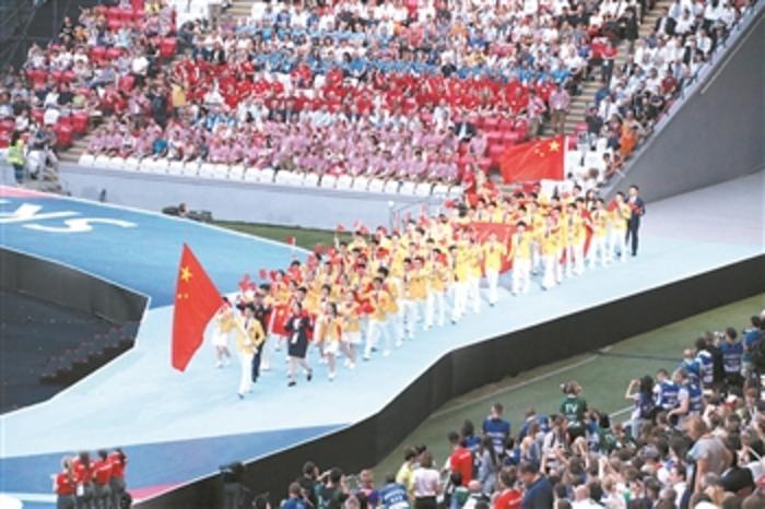 　　当地时间8月22日晚7点，第45届世界技能大赛开幕式在俄罗斯喀山举行。本届大赛中，中国代表团派出63名选手参加全部56个项目的比赛，首次实现参赛项目全覆盖。图为中国代表团入场。本报记者 罗娟 摄