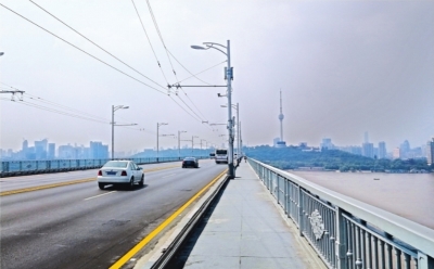 武汉杨泗港长江大桥设非机动车道 市民可骑自行车过江