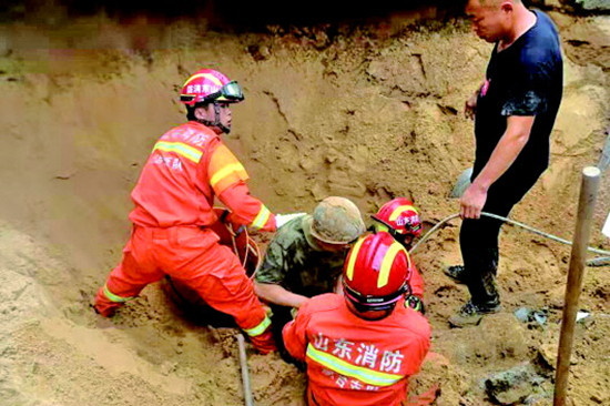 烟台挖井坍塌工人被埋 消防员徒手刨土救援