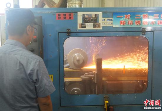 高铁钢轨生产线探秘：火车“哐当”声是如何消失的？