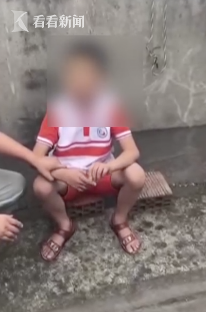 命大!男孩顶楼看风景 失足坠落到30层住户窗台板上