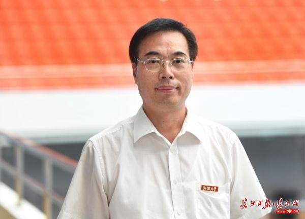 江汉大学副校长陈功江在体育馆.记者高勇 摄