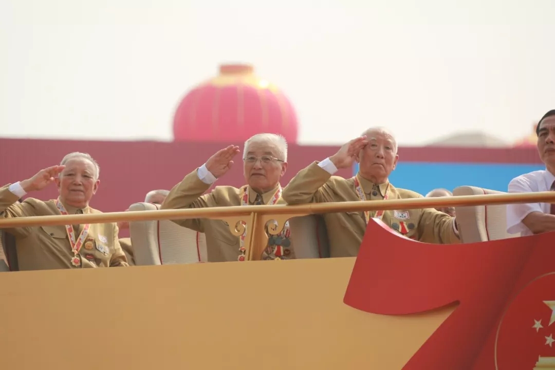 他们举手向共和国敬礼时,无数人的眼眶湿润了