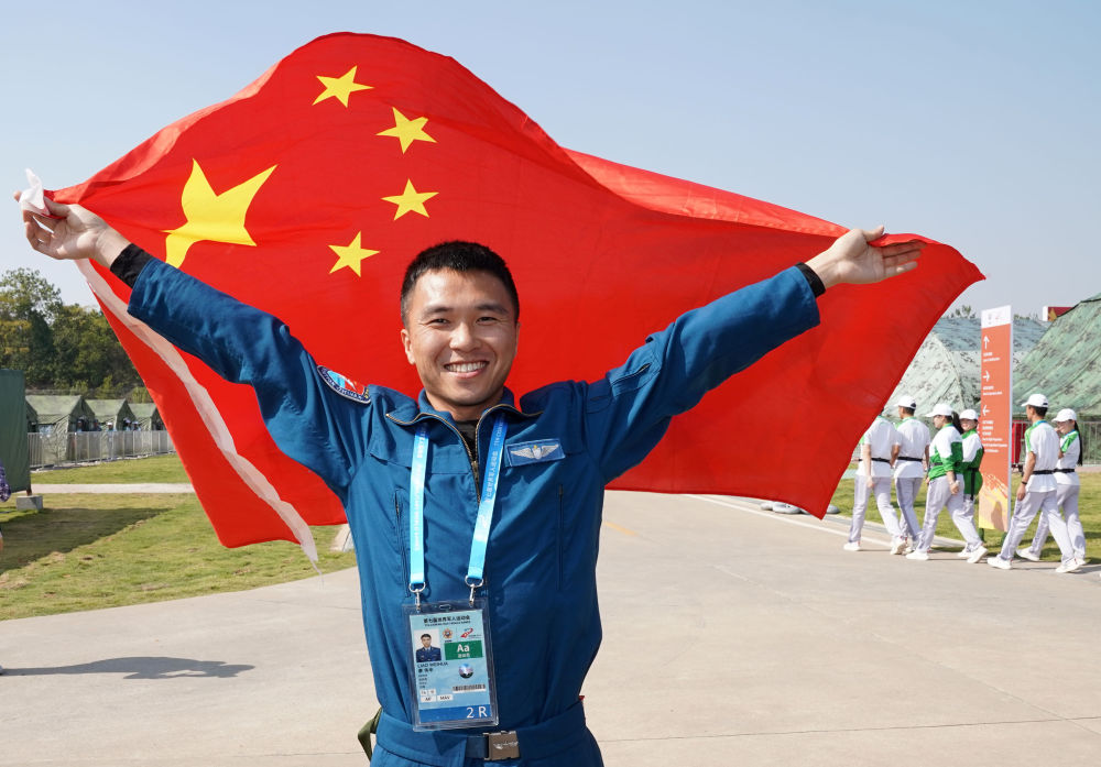 10月19日,中国队运动员廖伟华庆祝夺冠.