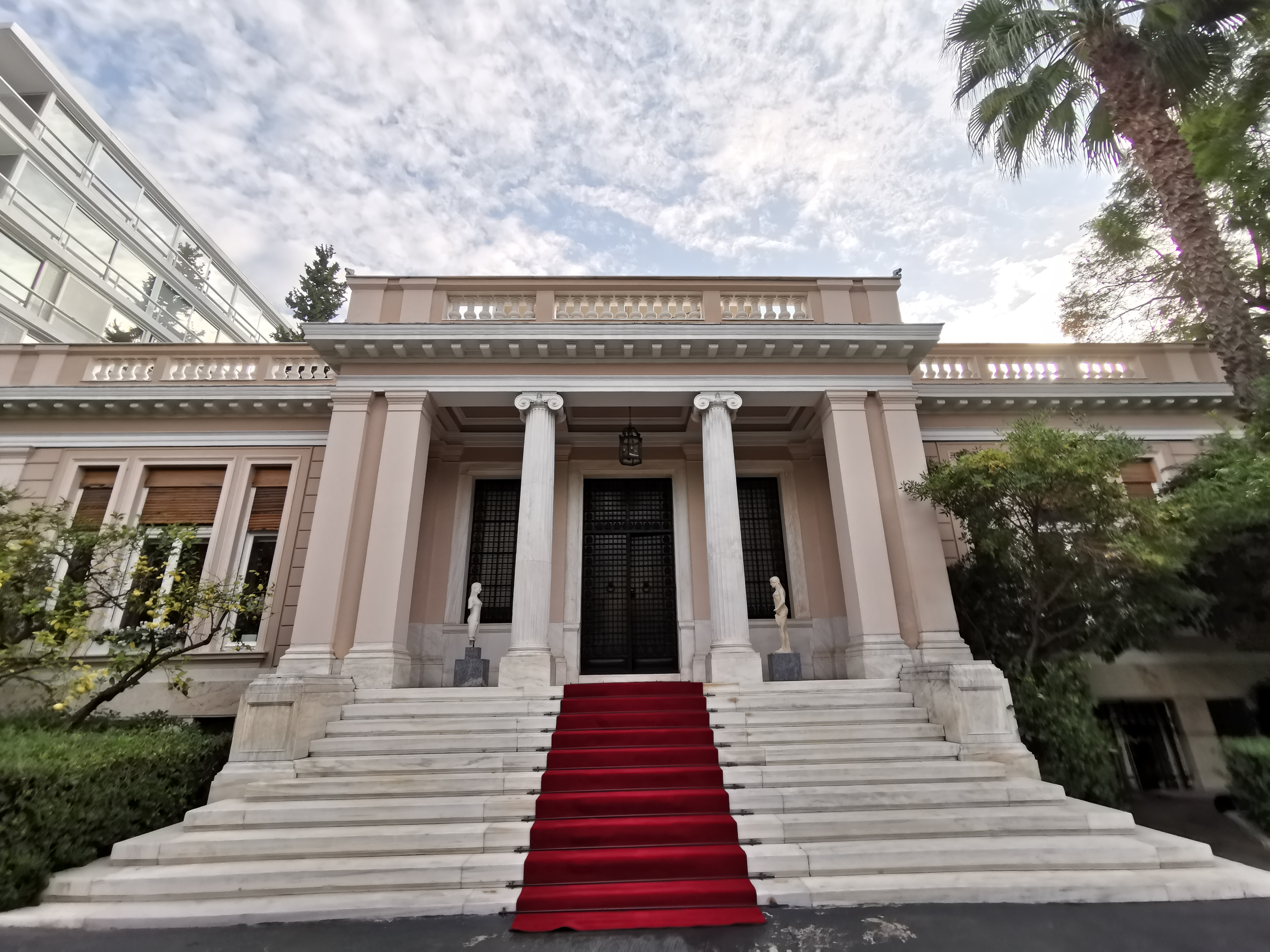 当地时间11月11日上午,国家主席习近平即将在总理府同希腊总理米佐