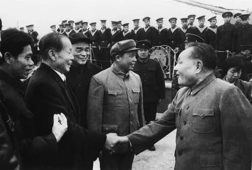 1984年1月29日,邓小平在军舰上接见时任南光公司总经理柯正平.
