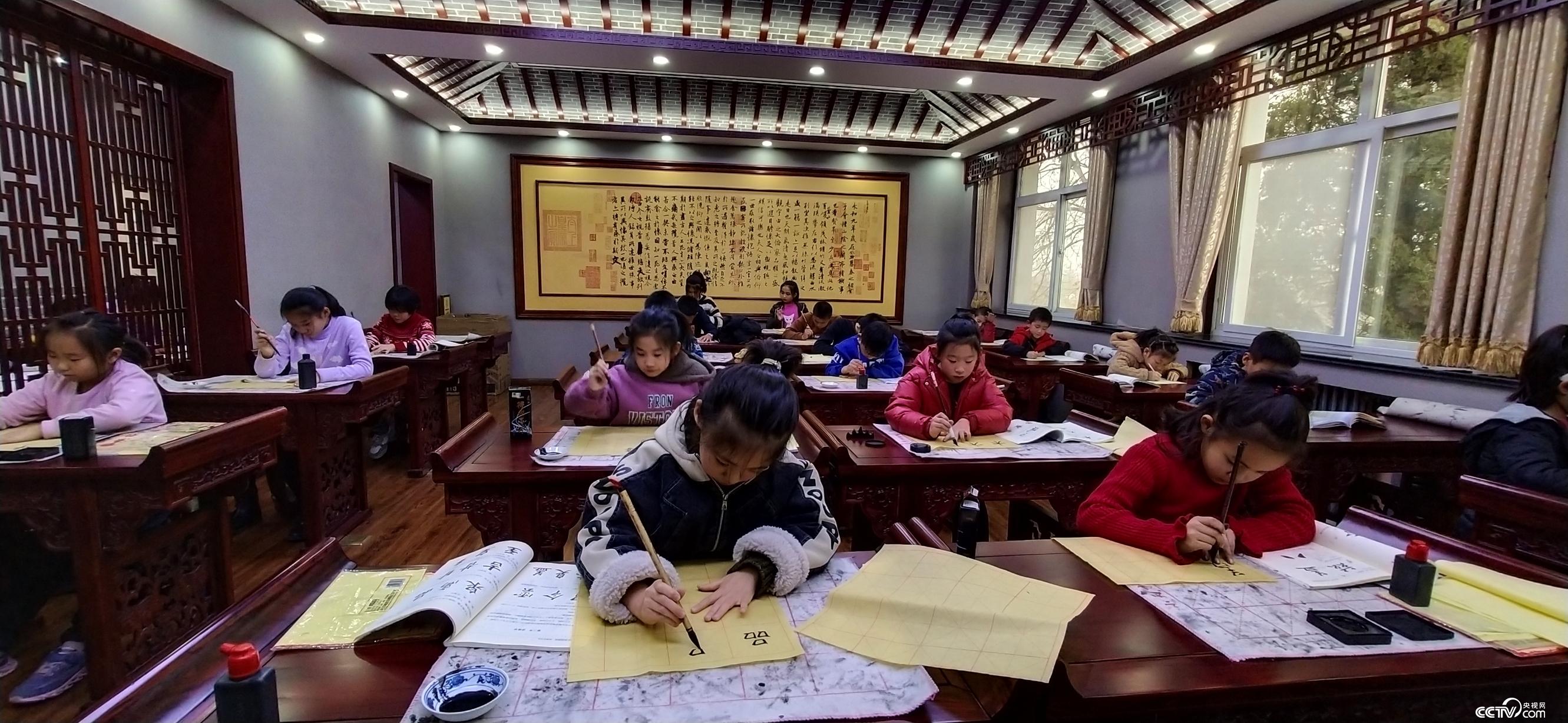 石家庄市裕华区东京北小学的孩子们放学后在校内免费学习书法