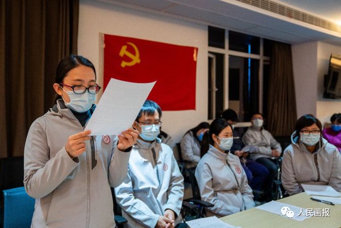 遵守党的章程&hellip;&hellip;" 三位中共预备党员 面向党旗高举右拳