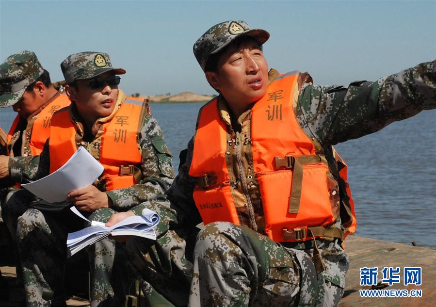 这是关喜志（右）率部队在吉林省长白山脚下驻训的资料照片（2009年11月24日摄）。新华社发