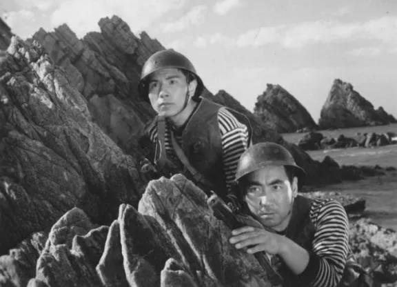 某鱼雷快艇的水手长陈福海(孟庆良饰)和新战士李正良(赵矛饰).