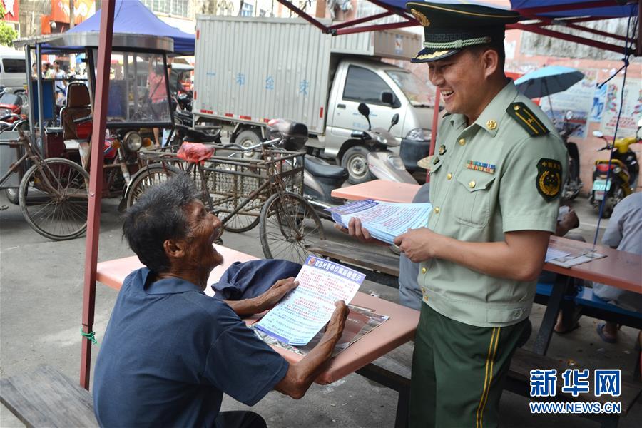 骆春伟生前下乡走访（资料照片）。 新华社发