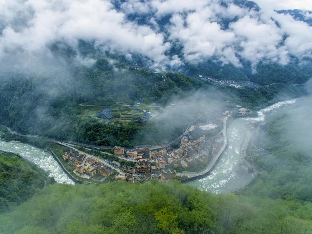 云雾缭绕的云南贡山独龙族怒族自治县独龙江乡(2019年4月16日无人机