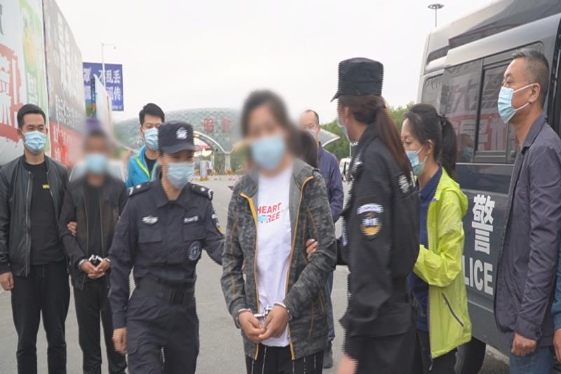 涉恶犯罪嫌疑人闫某,金某夫妇被抓获.