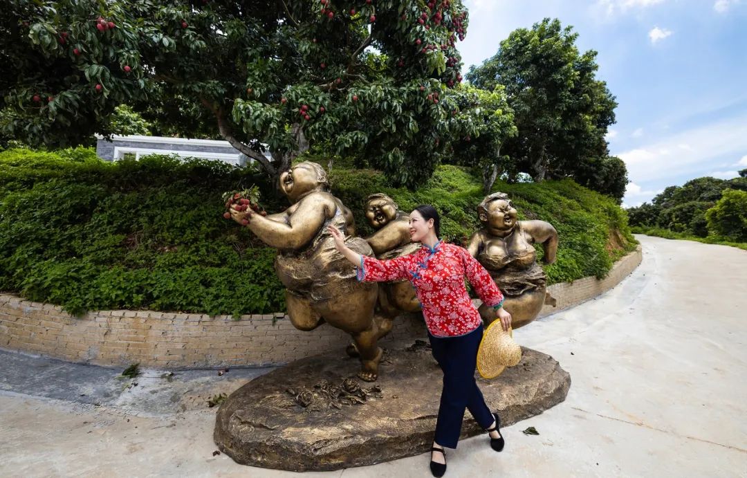肥女爱荔枝艺术助推乡村振兴这个雕塑艺术百村展激发民众出游意愿