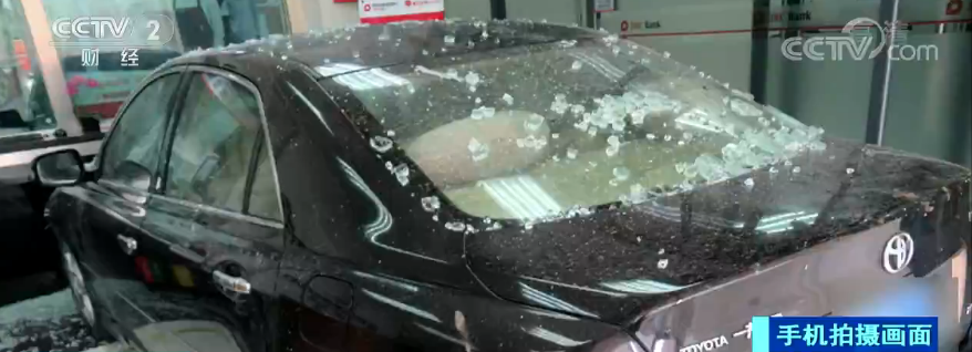 错把油门当刹车 司机开车闯进银行