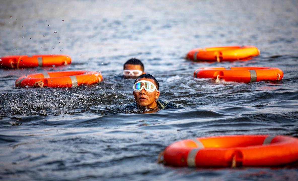 武警广西总队钦州支队武装泅渡训练提升综合技能