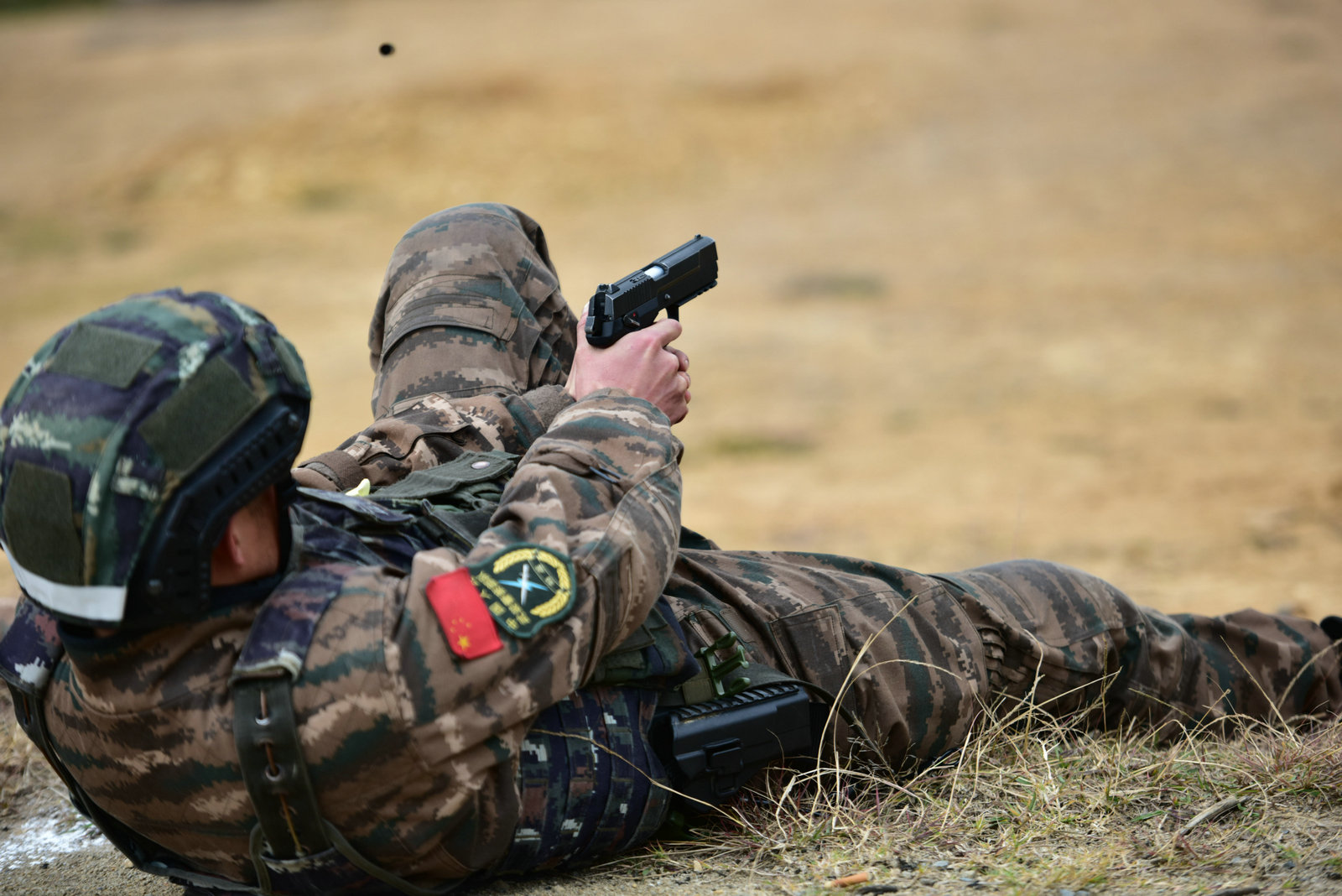 "砺兵出击"特战队员魔鬼训练接踵而至!_军事频道_央视网(cctv.com)