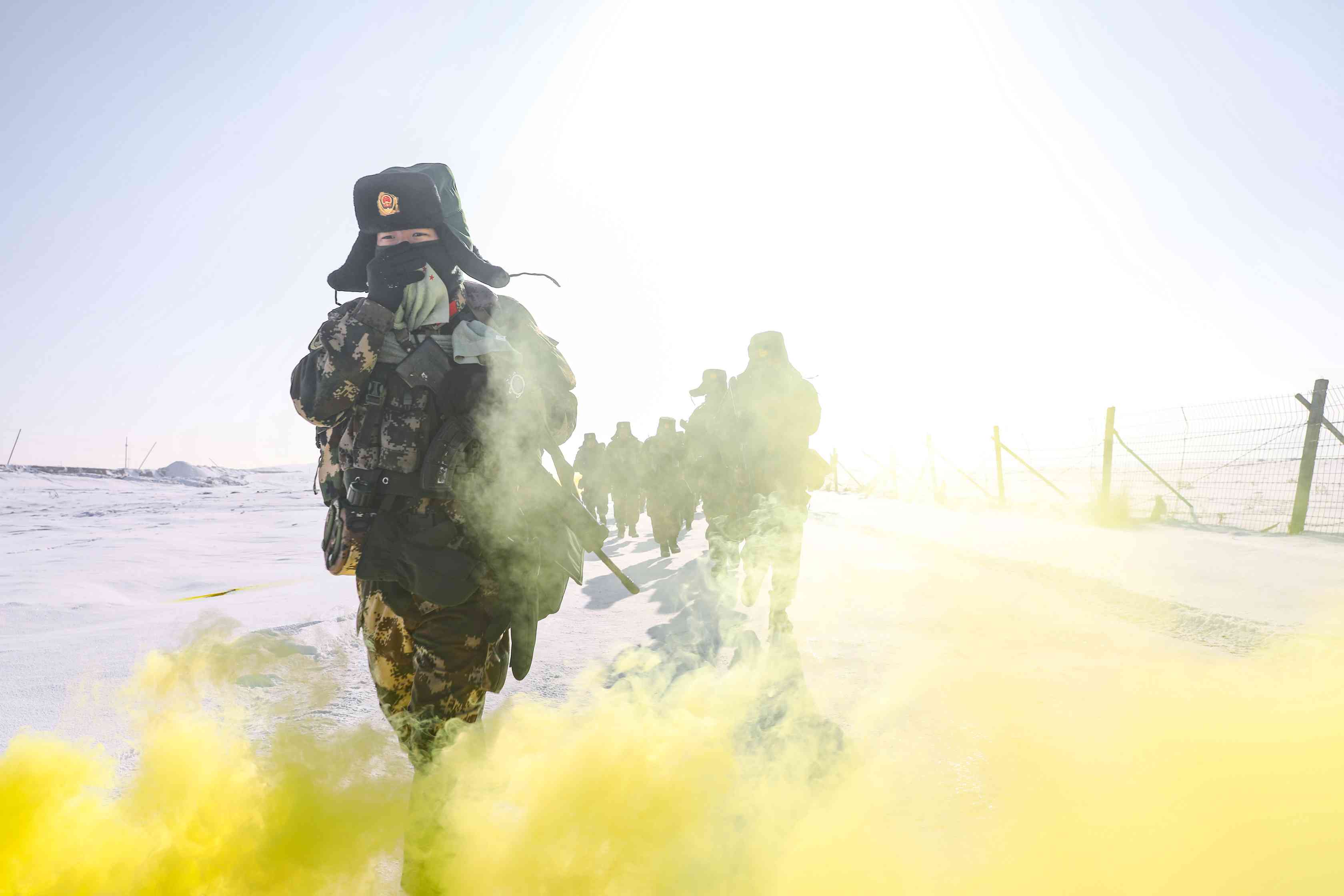 迎着风雪开进群山