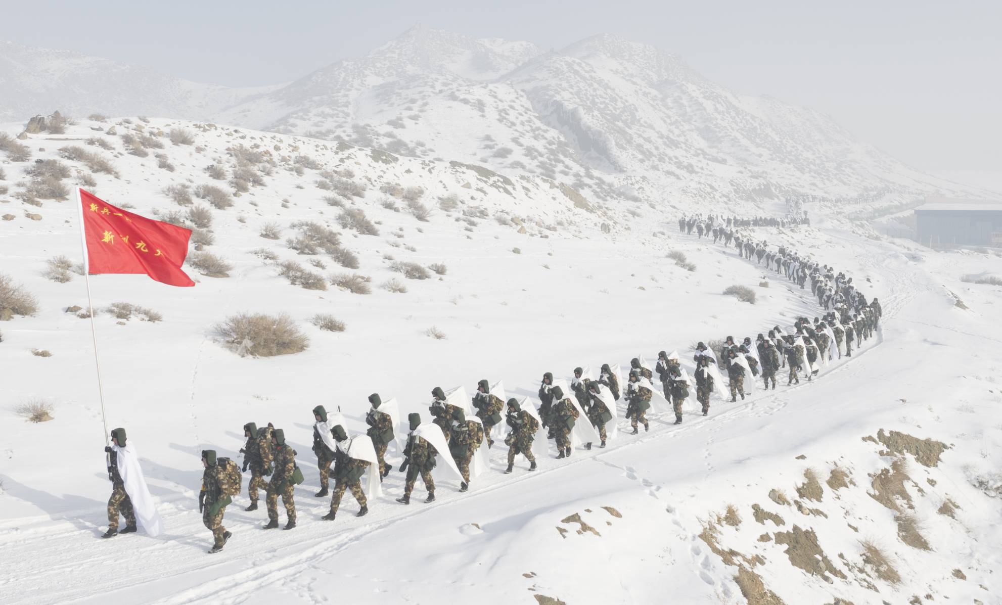 迎着风雪开进群山